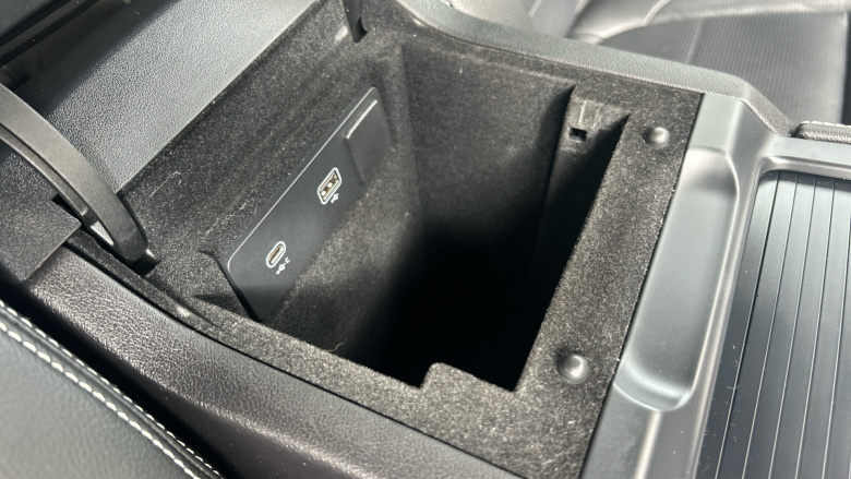 Jaguar F-Pace 2.0 D200 R-Dynamic SE 5dr Auto AWD Diesel Estate